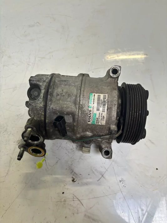 Compresor de aire acondicionado Volvo V40 525 1.6 D2 D4162T 36001128