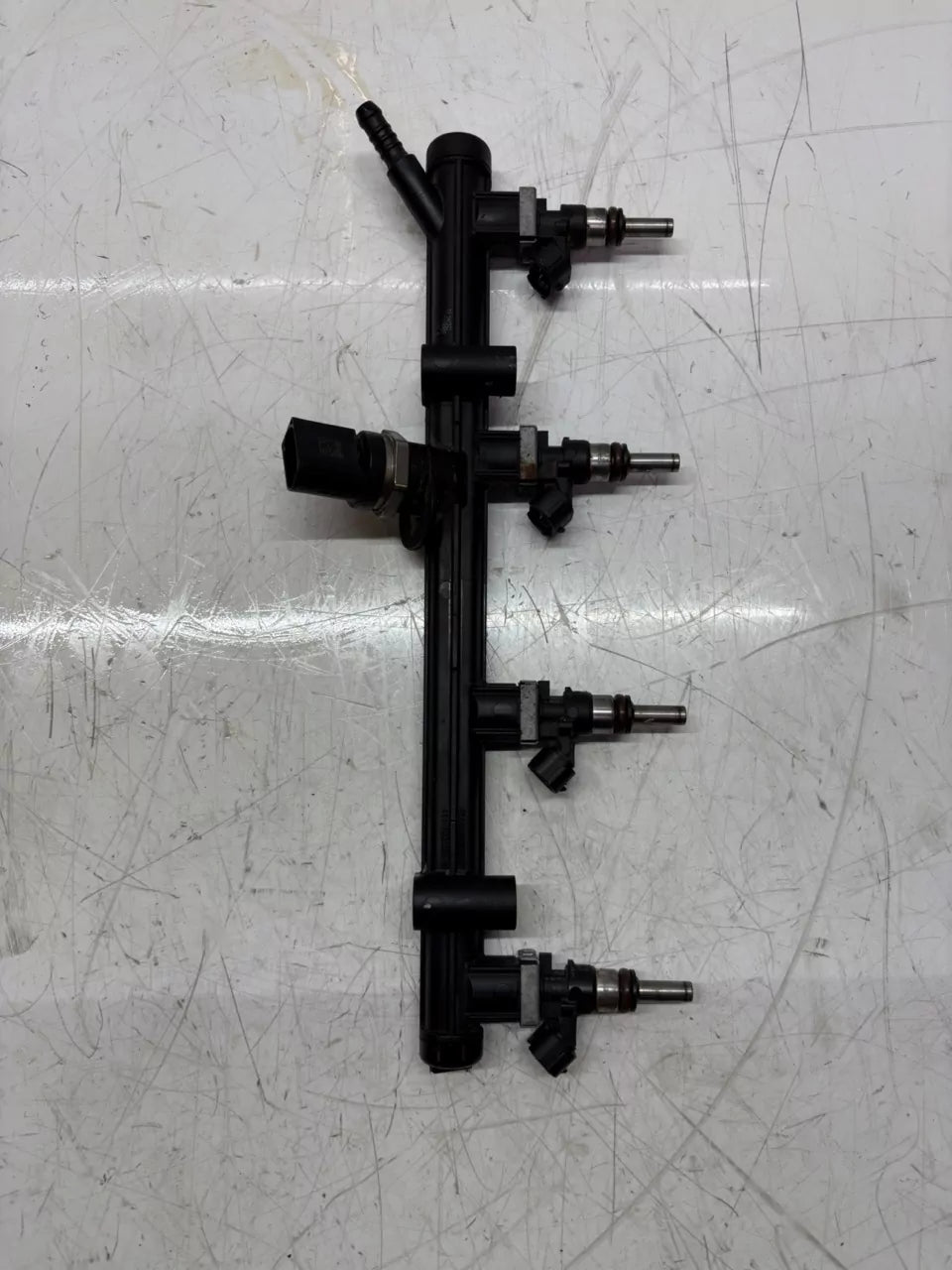 Rampa inyectora Audi A4 B9 A5 2.0 35 TFSI DLVB DLV 06K133681A