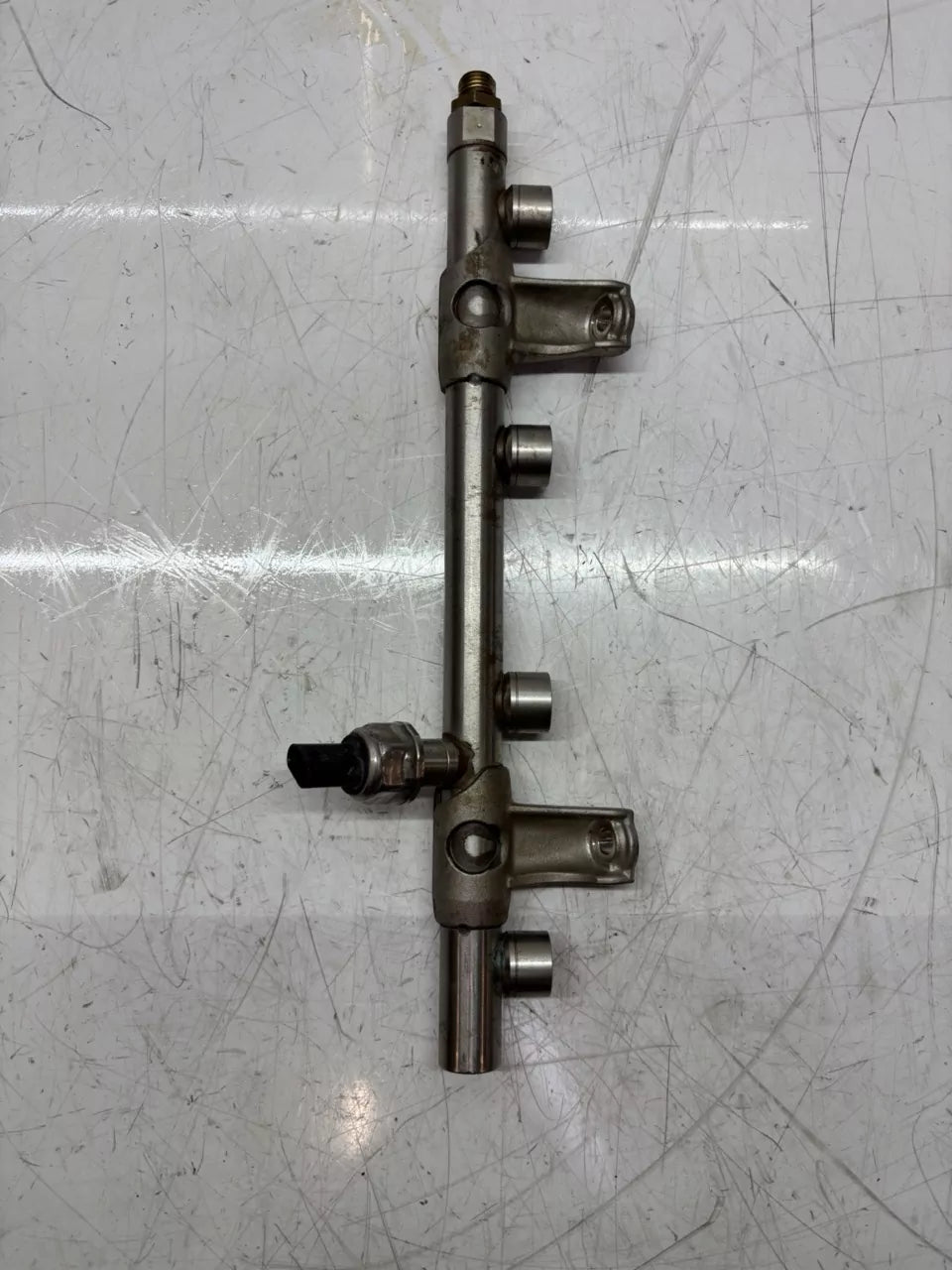 Rampa inyectora Audi A4 B9 A5 2.0 35 TFSI DLVB DLV 06L133317E