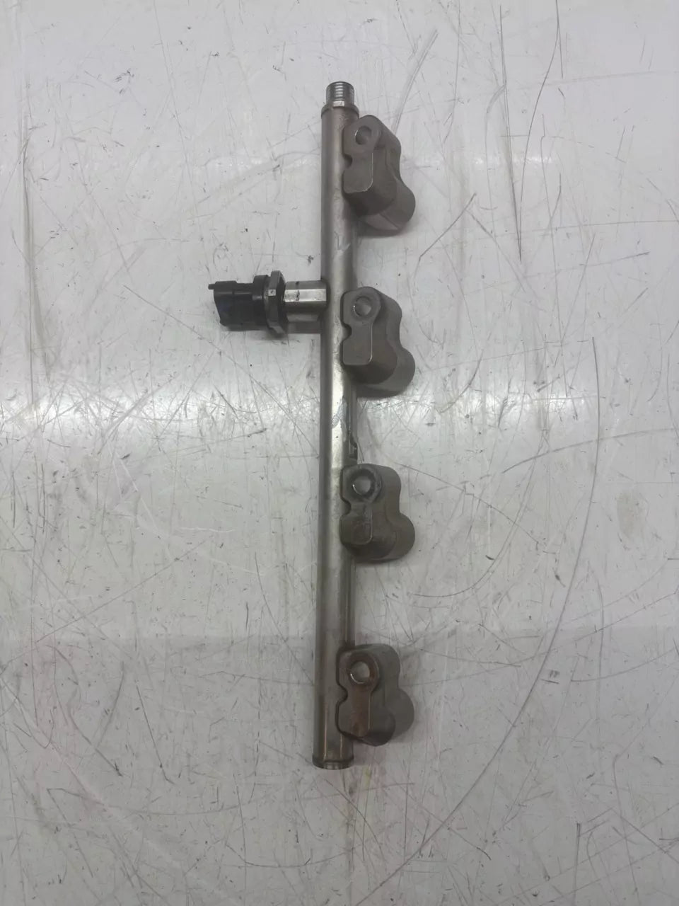 Carril del inyector Suzuki Swift MK5 V 1,4 Sport K14C 15700-68810