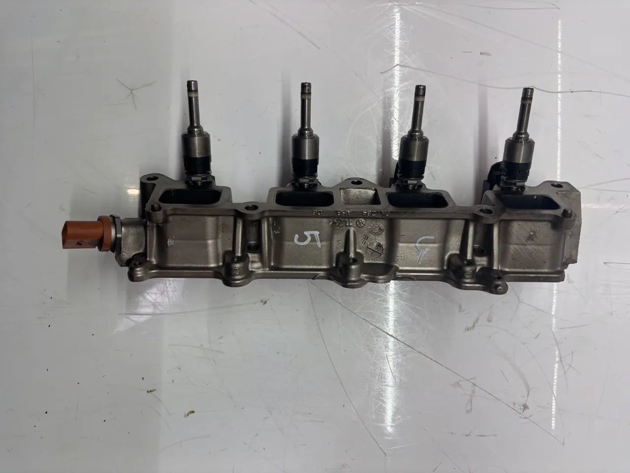 Rampa inyectora Volkswagen Golf Passat B7 1.4 TSi CAXA CAX 03C133202AQ