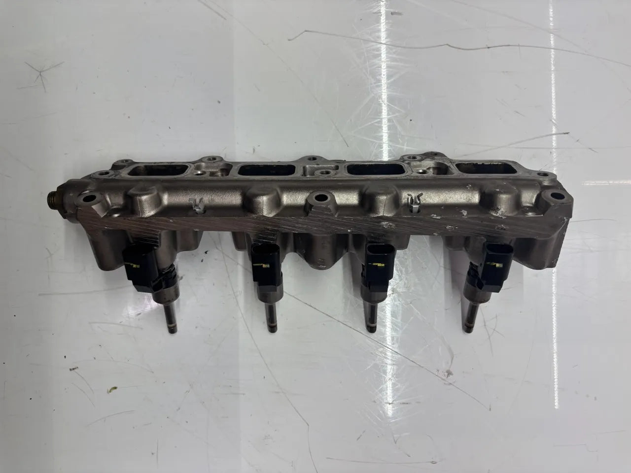 Rampa inyectora Volkswagen Golf Passat B7 1.4 TSi CAXA CAX 03C133202AQ