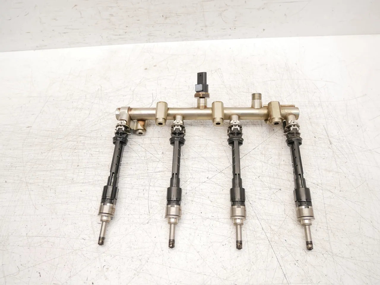 Riel inyector Citroen Peugeot 308 Partner 1.2 HN01 HNZ EB2DT 175222462R