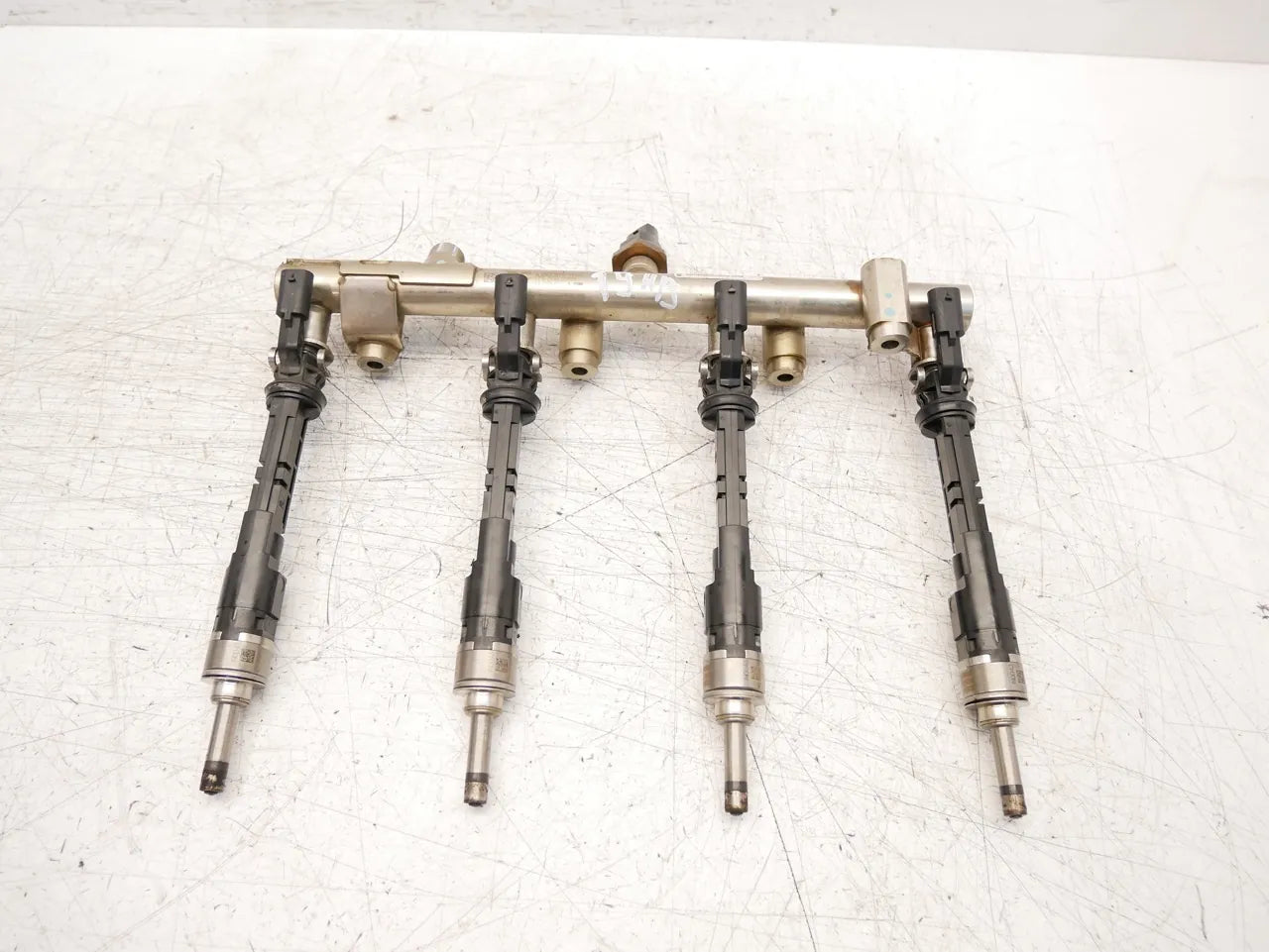 Riel inyector Citroen Peugeot 308 Partner 1.2 HN01 HNZ EB2DT 175222462R