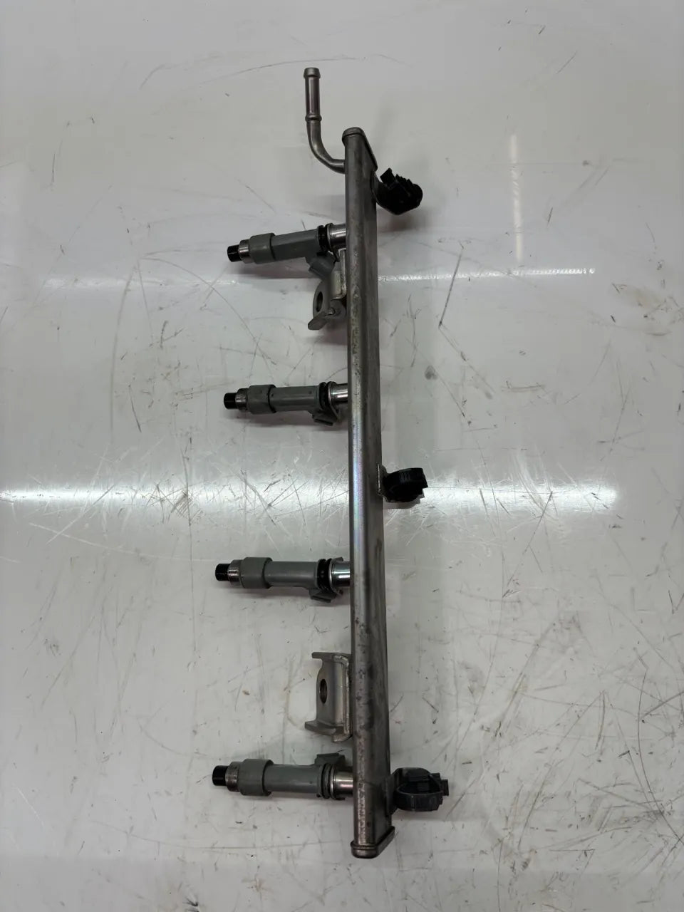 Rail inyector Suzuki Swift III 1.5 gasolina M15A 15730-86G00