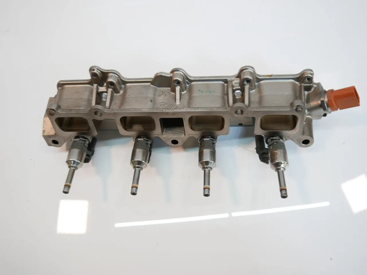 Rampa inyectora Volkswagen Beetle Passat Tiguan 1.4 TSI CTHD CTH 03C906036N