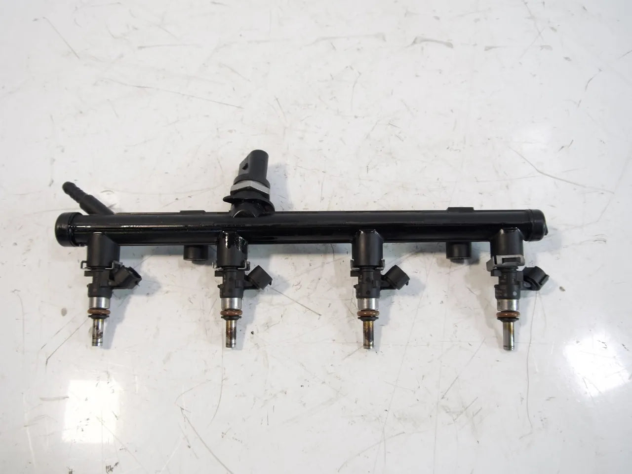 Rampa inyectora Audi A4 B9 A5 2.0 40 TFSI Hybrid DLVA DLV 06K133681E