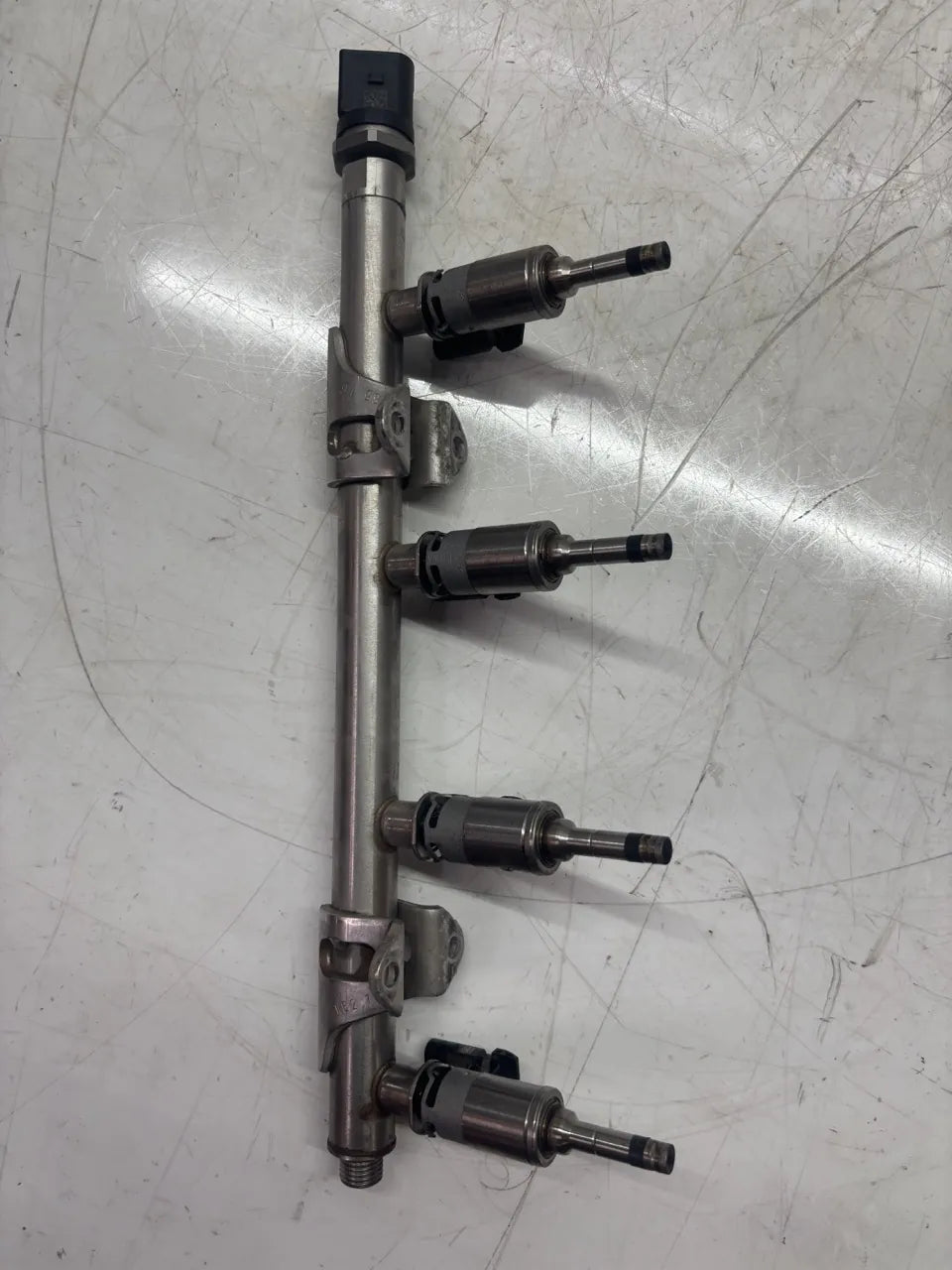 Rampa inyectora Audi Seat Skoda Volkswagen Karoq 1.4 TSI TFSI CZEA CZE 04E133320D