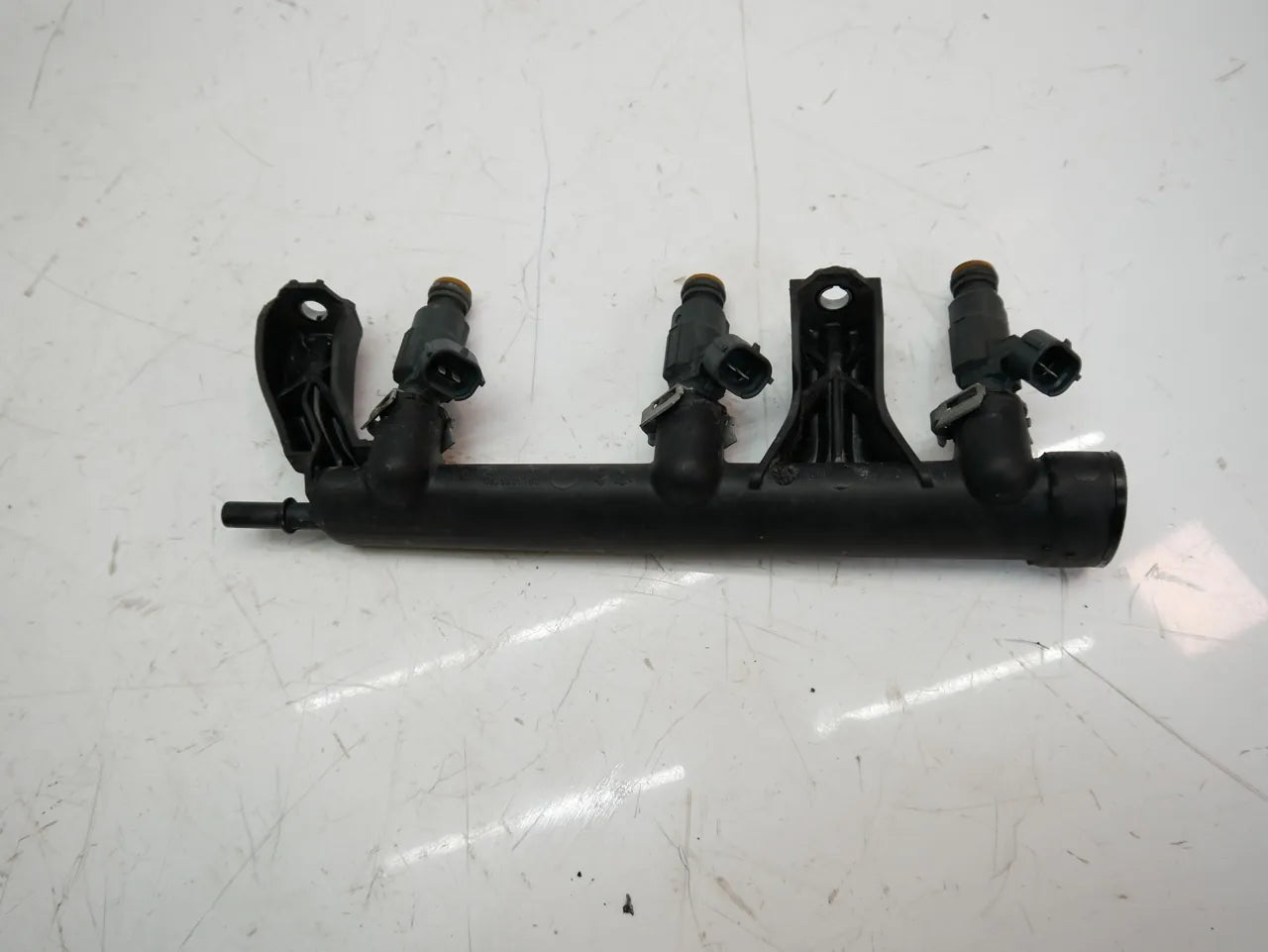 Riel inyector Citroen Peugeot C3 208 1.2 HMR EB2FA HM05 9816955780