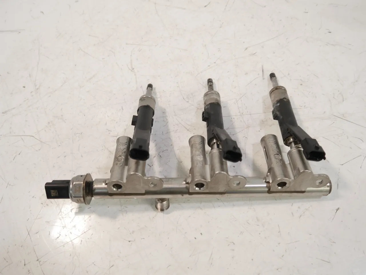 Riel inyector Opel Grandland Crossland 1.2 gasolina B12XHT LES 9811353880