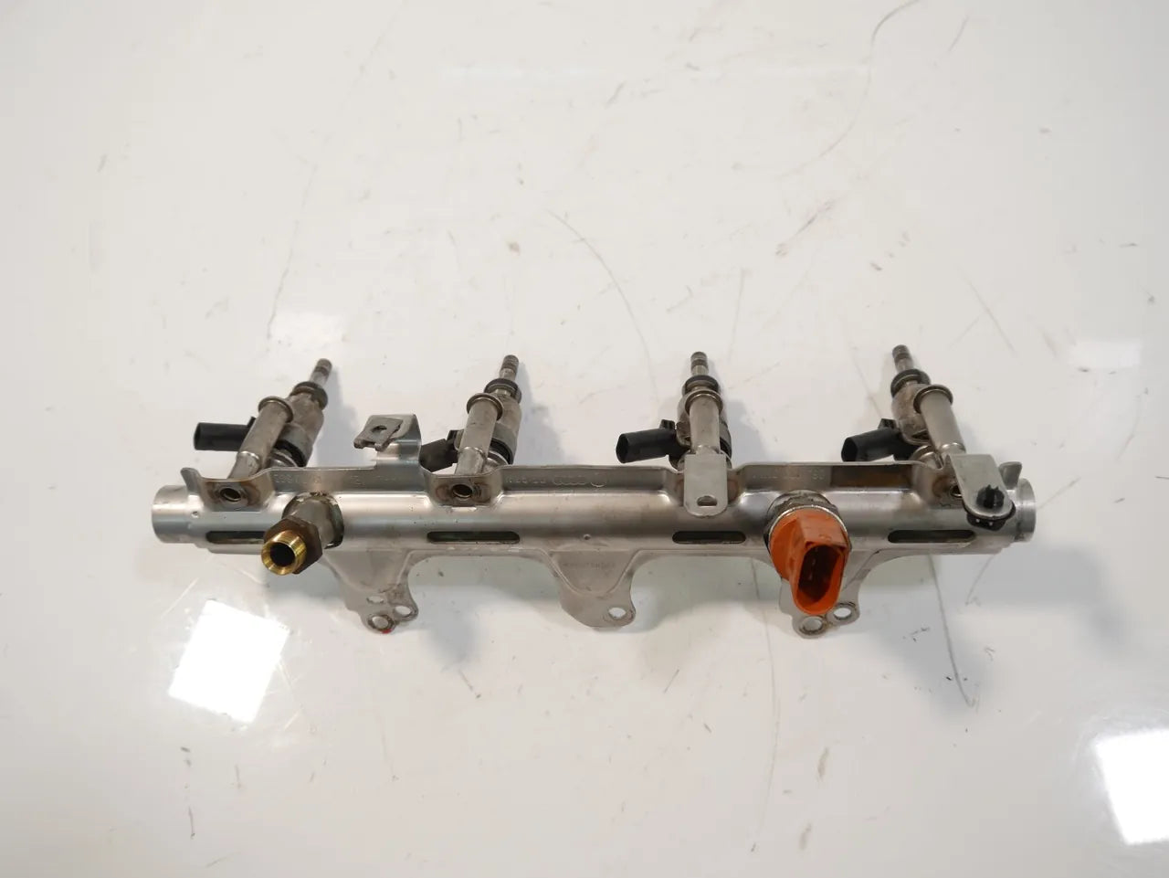 Rampa inyectora Audi A4 A5 A6 Q5 2.0 TFSI quattro CAE CAED CAEB 06J133317M