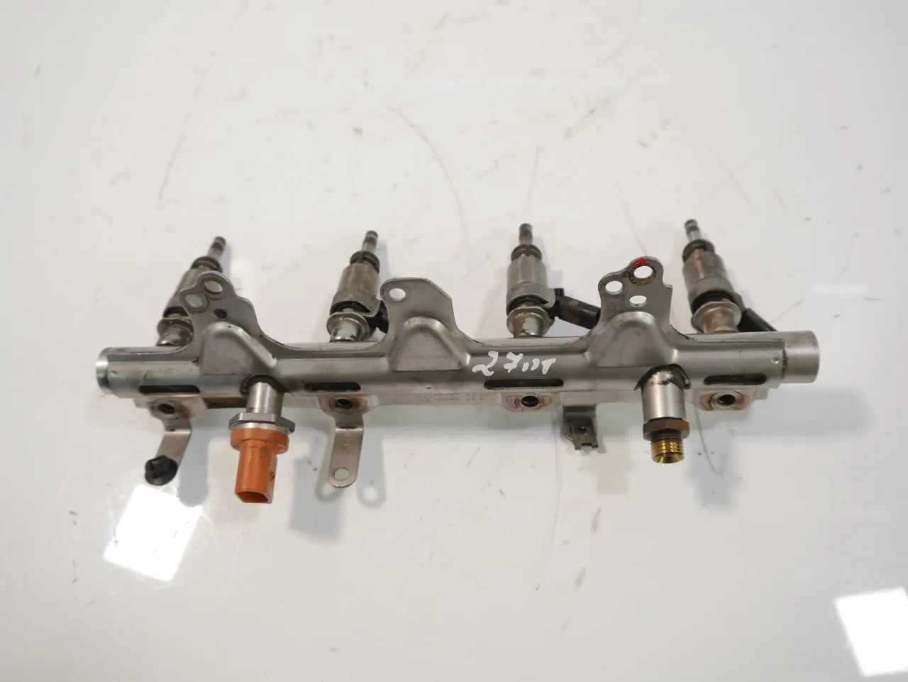 Rampa inyectora Audi A4 A5 A6 Q5 2.0 TFSI quattro CAE CAED CAEB 06J133317M