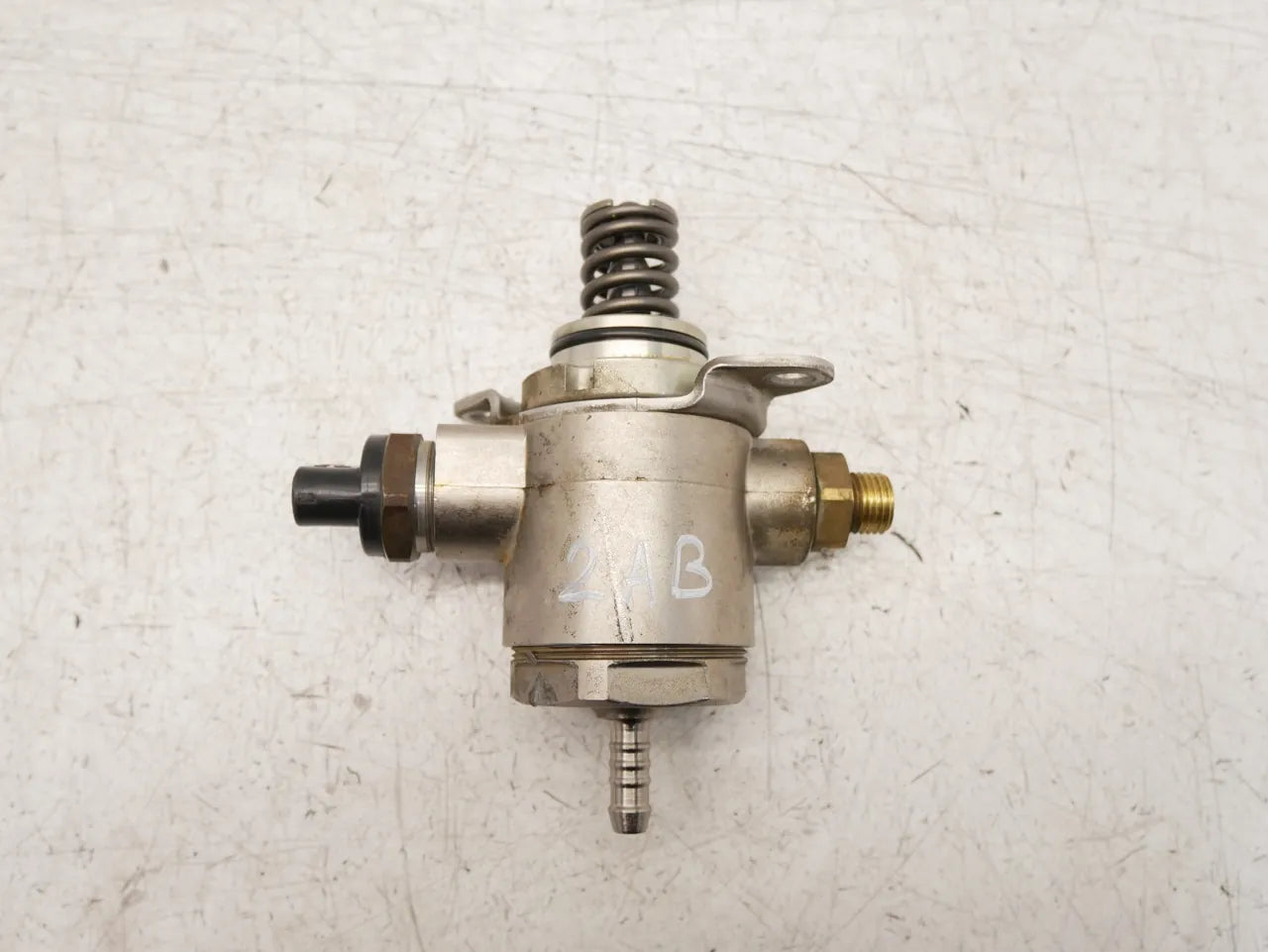 Bomba de combustible Audi A4 A5 A6 Q5 2.0 TFSI CAEB CAE 06J127025E