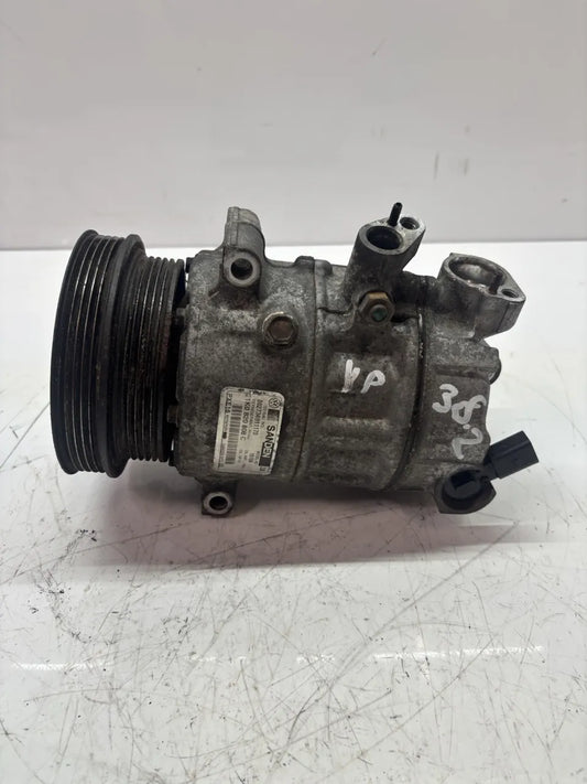 Compresor de aire acondicionado Volkswagen Beetle Golf Jetta Passat 2.5 CBUA CBU 1K0820808C