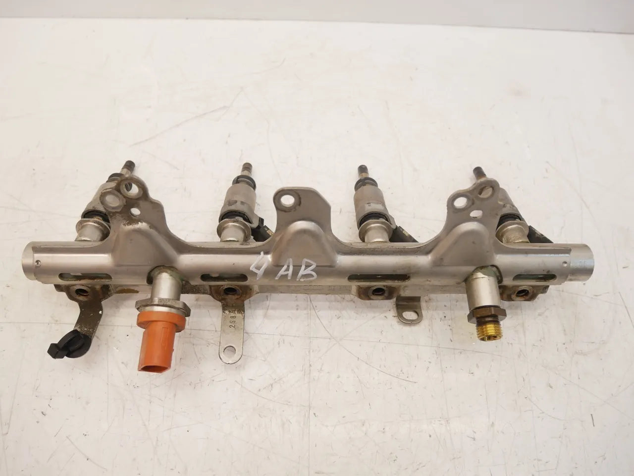 Rampa inyectora Audi A5 A4 B8 A6 C7 2.0 TFSi CAED CAE 06J133317M 0261500076