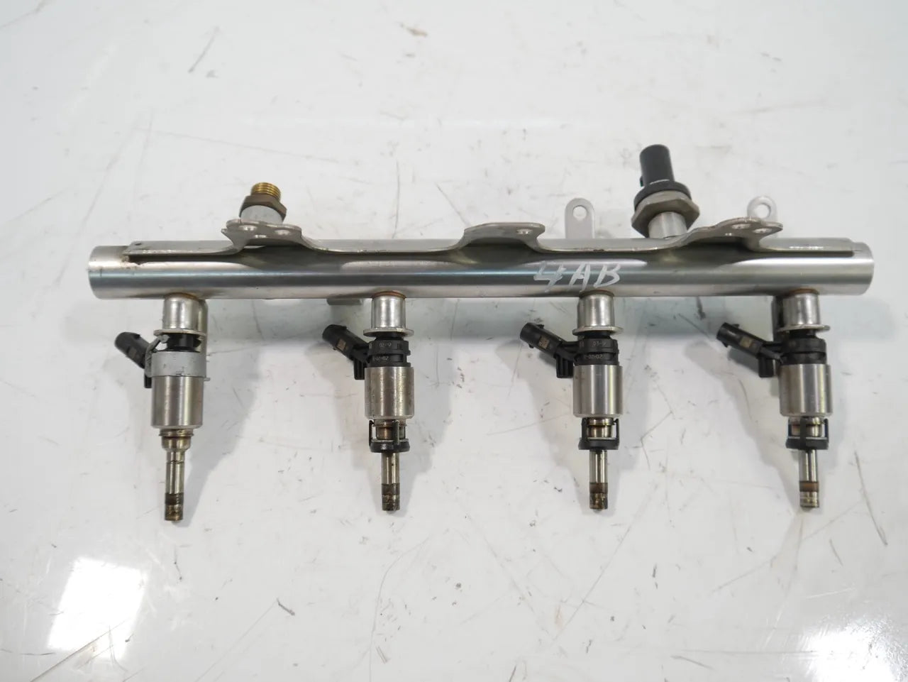 Rampa inyectora Audi Volkswagen Q3 TT Golf 2.0 TFSi CCT CCTA 06J133317M 0261500076