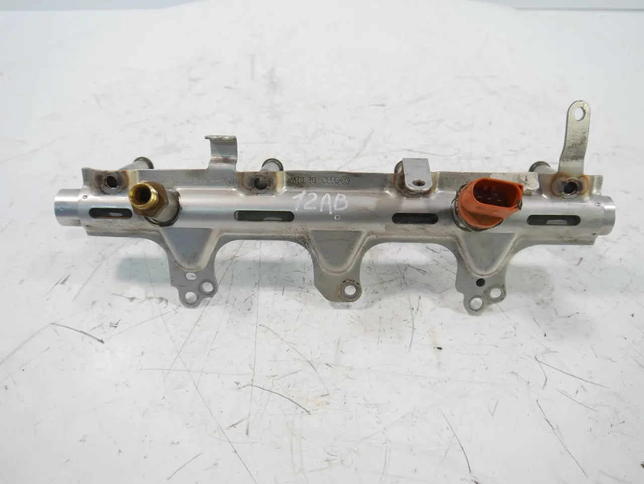 Rampa inyectora Audi A6 C7 A5 A4 B8 2.0 TFSI quattro CAED CAE 06J133317AB