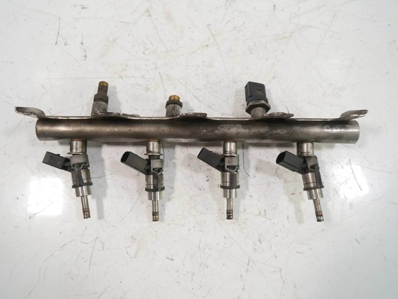 Rampa inyectora Audi A4 B7 2.0 TFSI quattro BWE 06F906036A