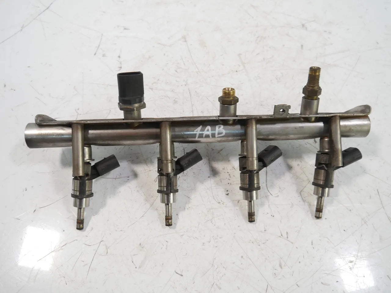 Rampa inyectora Audi A4 B7 2.0 TFSI quattro BWE 06F906036A