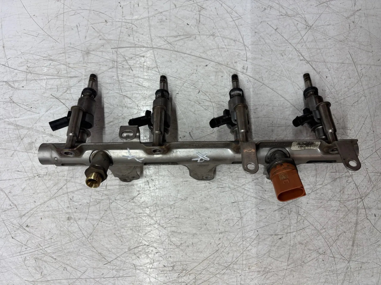 Carril del inyector Audi A5 Q5 A4 2.0 TFSI CDNC CDN 06J133317M