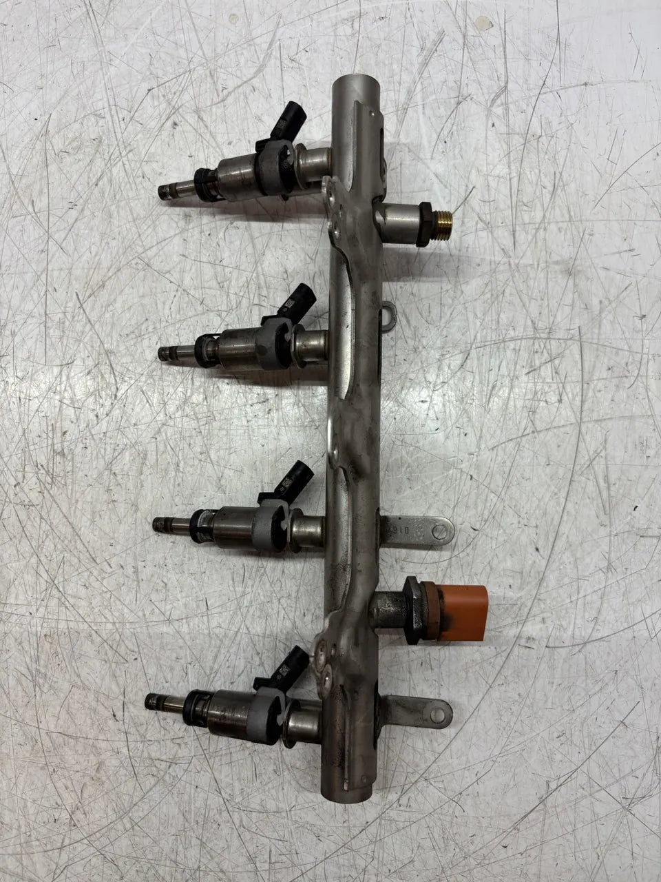 Carril del inyector Audi A5 Q5 A4 2.0 TFSI CDNC CDN 06J133317M