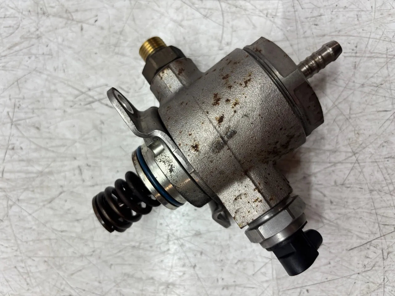 Bomba de combustible Audi A5 Q5 A4 2.0 TFSI CDNC CDN 06J127025G