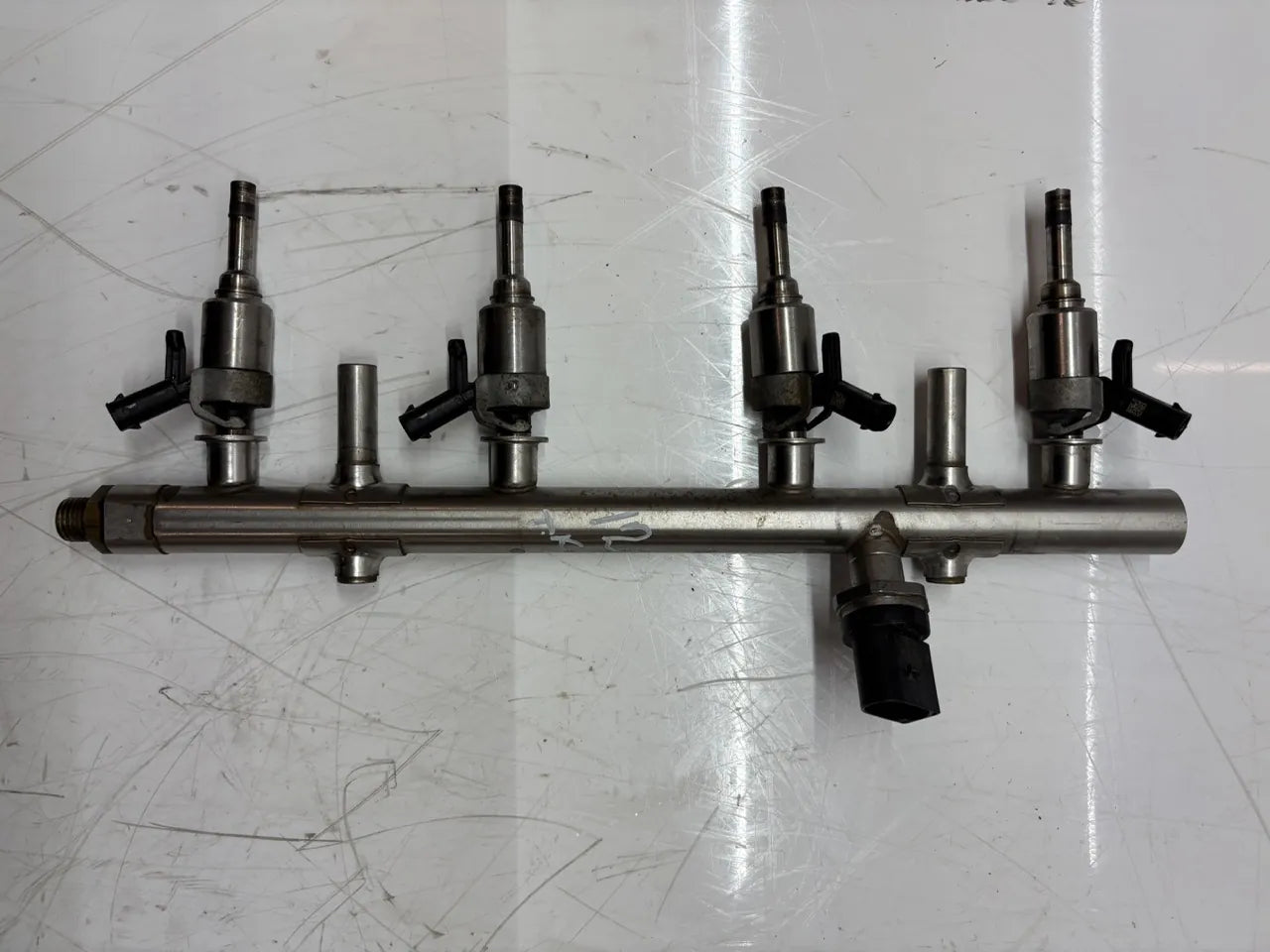 Rail de inyectores Audi A5 1.8 TFSI CJEE CJE 06K133317G