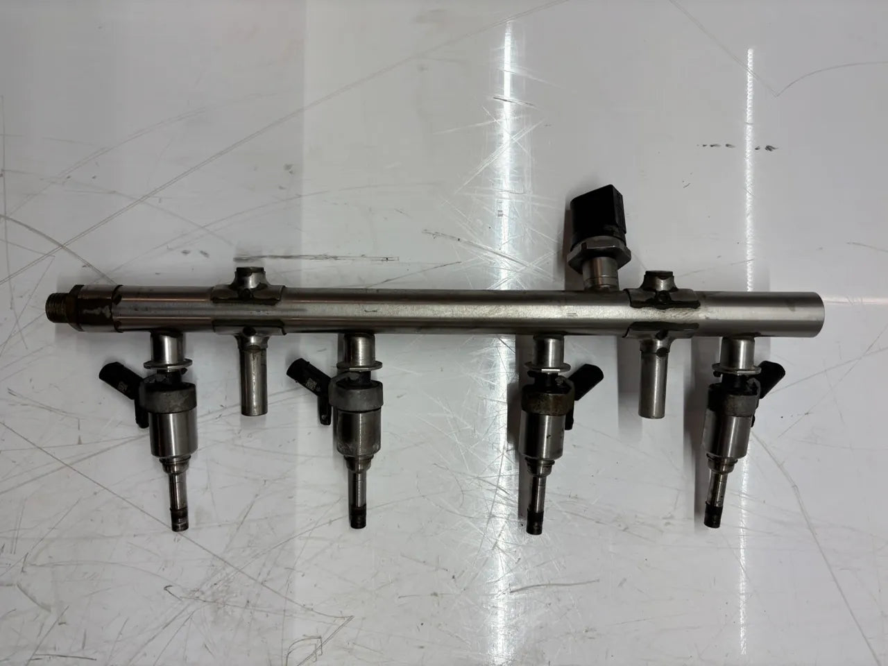 Rail de inyectores Audi A5 1.8 TFSI CJEE CJE 06K133317G