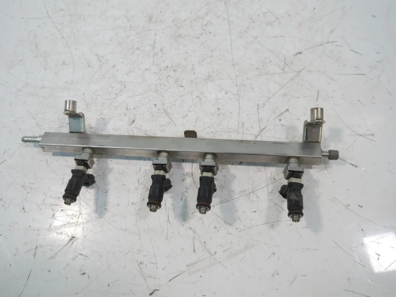 Rampa inyectora Audi Volkswagen Skoda A3 8P Golf Octavia 1.6 CCSA CCS 06A133317BB