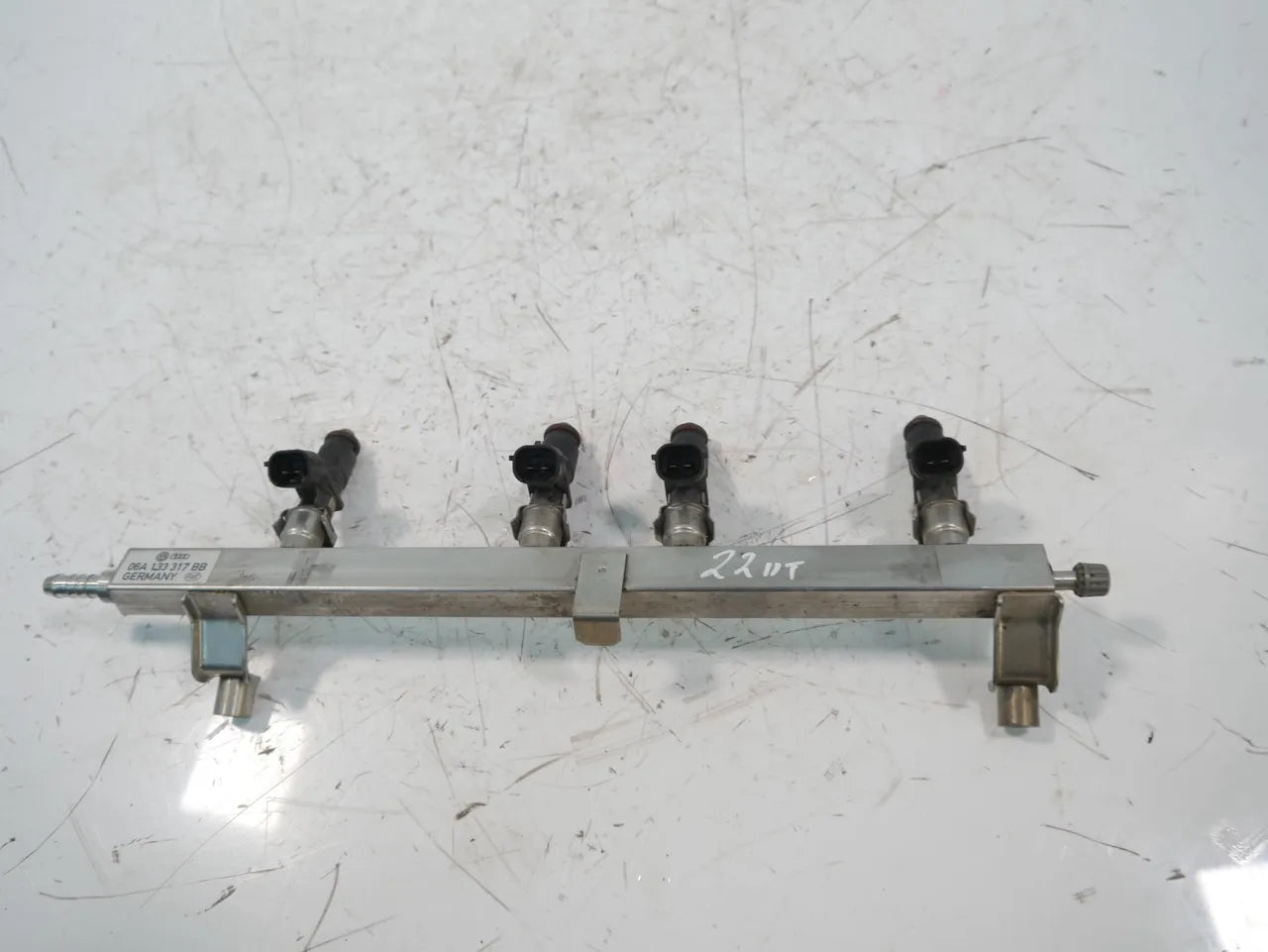 Rampa inyectora Audi Volkswagen Skoda A3 8P Golf Octavia 1.6 CCSA CCS 06A133317BB